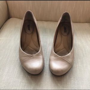 Earth Tamarack Leather Heels in Light Pecan